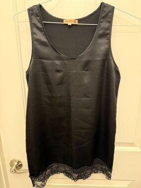 Kontatto Black sleeveless top with Lace Hem